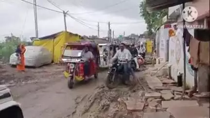 खुरई: सीवर लाइन की खुदाई के कारण जनता त्रस्त,पॉलीटेक्निक रोड पर तालाब के पास कीचड़ में फंसे वाहन,घंटे रहा लगा जाम #jansamasya