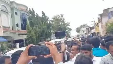 ధర్మవరంలో వైసీపీ కార్యకర్త స్కూటర్ తాళం తీసుకున్న పోలీసులు.విషయం తెలిసి  కలగజేసుకున్న కేతిరెడ్డి.