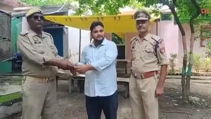 उरई: उरई कलेक्ट्रेट परिसर में होमगार्ड को मिला रुपयों से भरा पर्स, होमगार्ड ने मानवता दिखाते हुए पर्स व्यक्ति को सौंपा