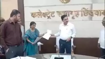 छिंदवाड़ा नगर: कलेक्टर ने कलेक्टर कार्यालय सभा कक्ष में पेंशनरों को पीपीओ वितरित किए