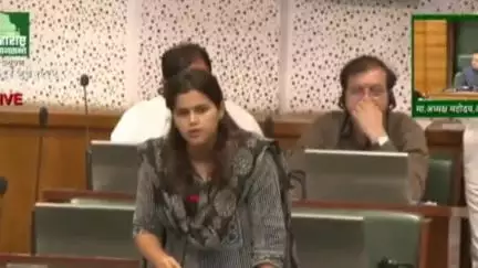 केज: बांधकाम कामगारांच्या प्रश्न संदर्भात केजच्या आमदार नमिता मुंदडा यांनी विधानसभेत आवाज उठवला