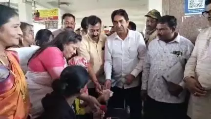 ಬೆಳಗಾವಿ: ಶಕ್ತಿ ಯೋಜನೆಯಲ್ಲಿ ದಾಖಲೆ ಬರೆದ ಮಹಿಳಾ ಪ್ರಯಾಣಿಕರು, ನಗರದಲ್ಲಿ ಸಿಹಿ ಹಂಚಿದ ಶಾಸಕ ಆಸೀಫ್ ಸೇಠ್