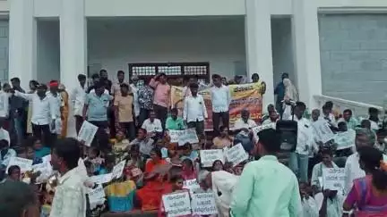 ಚಳ್ಳಕೆರೆ: ಟಿ.ಎನ್ ಕೋಟೆಯಲ್ಲಿ ಸರ್ಕಾರಿ ಜಮೀನು ಒತ್ತುವರಿ, ತೆರವಿಗೆ ಪಟ್ಟಣದ ತಾಲ್ಲೂಕು ಕಚೇರಿ ಮುಂದೆ ಗ್ರಾಮಸ್ಥರ ಪ್ರತಿಭಟನೆ