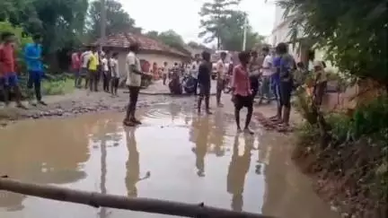 কাশীপুর: রাস্তা হয়েছে পুকুর,কাশীপুর-ঝাঁপড়া রাস্তার উপর কালাঝোর গ্রামের বাসিন্দারা আজ সকাল থেকে করল পথ অবরোধ #jansamasya