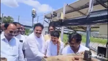 భద్రాచలం: తాళి పేరు కాలువ గేట్లు ఎత్తి పంట పొలాలకు నీళ్లను విడుదల చేసిన భద్రాచలం ఎమ్మెల్యే తెల్లం