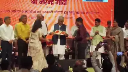 माननीय प्रधानमंत्री श्री नरेन्द्र मोदी जी ने विभिन्न शहरों में आयोजित रोजगार मेला के माध्यम से  51,000 से अधिक चयनित अभ्यर्थियों को (वीडियो कॉन्फ्रेंसिंग के माध्यम से ) नियुक्ति पत्र प्रदान किए