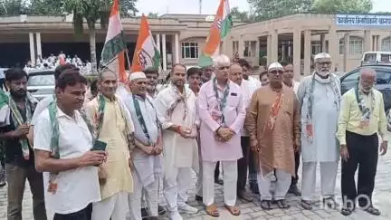 बागपत: प्रदेश अध्यक्ष पर मुकदमा वापसी की मांग को लेकर कांग्रेसियों ने कलेक्ट पर किया प्रदर्शन