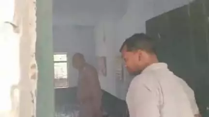 अमृतपुर: रम्पुरा प्राथमिक विद्यालय में कक्षा 5 के कमरे में सर्प निकलने से मची भगदड़, पुलिस व वन विभाग ने सर्प को पकड़ा
