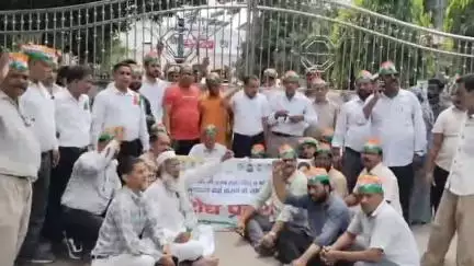 बरेली: कांग्रेस के प्रदेश अध्यक्ष पर लिखे गए मुकदमे के विरोध में महानगर कांग्रेस कमेटी ने डीएम कार्यालय पहुंचकर किया प्रदर्शन