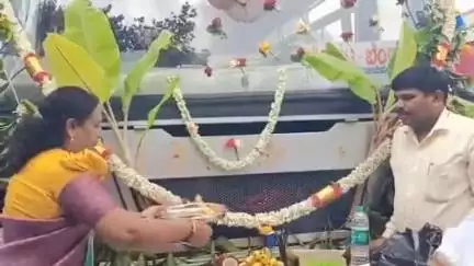 ಶಿಡ್ಲಘಟ್ಟ: 500 ಕೋಟಿ ದಾಟಿದ ಶಕ್ತಿ ಯೋಜನೆಯ ವೆಚ್ಚ,ನಗರದಲ್ಲಿ ಕೆಎಸ್ಆರ್ ಟಿಸಿ ಬಸ್ ಗೆ ವಿಶೇಷ ಪೂಜೆ ಸಲ್ಲಿಸಿ ಸಂಭ್ರಮ