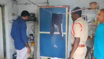 ఖానాపూర్: పోచమ్మ వాడ కాలనీలో గత రాత్రి సంగీత అనే మహిళ ఇంట్లో చోరీ, క్లూస్ టీం తో విచారణ చేపడుతున్న పోలీసులు