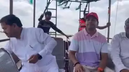 बदायूं: बदायूं के कछला गंगा घाट पर सावन के पहले सोमवार को केंद्रीय राज्यमंत्री बीएल वर्मा ने पूजा अर्चना कर किया गंगा स्नान