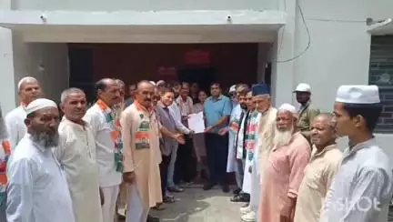 धामपुर: SDM कार्यालय पर कांग्रेसियों ने सरकार पर दमनकारी होने का आरोप लगाते हुए राज्यपाल के नाम ज्ञापन नायब तहसीलदार को सौंपा
