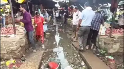 मुरैना नगर: दत्तपुरा सब्जी मंडी के हालात बद से बदतर,हर जगह कीचड़,पैर रखने तक की जगह नहीं,दुकानदार हो रहे परेशान। #janasamasya