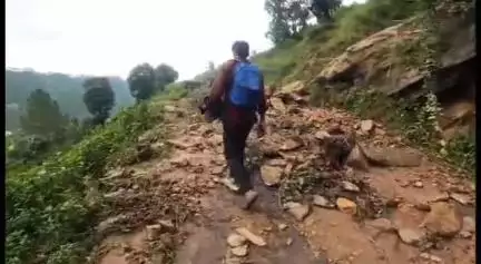पौड़ी: भारी बारिश के कारण पाँच दिन से बंद पड़ा कौंधार-कलूण मार्ग, विभागीय लापरवाही से ग्रामीण परेशान