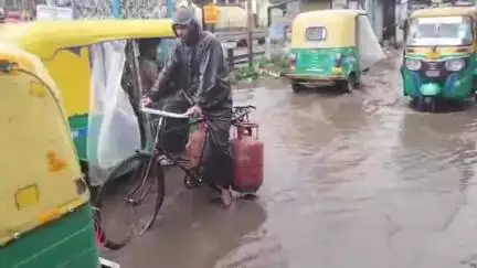 বারুইপুর: বারুইপুর রেলগেটের সামনে রাস্তায় জমা জলে দীর্ঘদিন ধরে সমস্যা পোহাতে হচ্ছে নিত্য যাত্রীদের #jansamasya