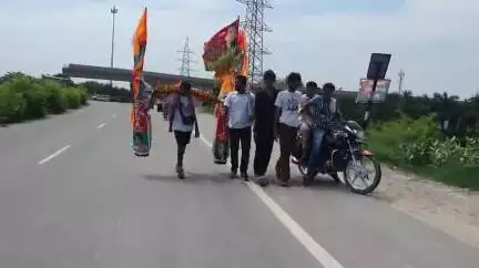 रामपुर: उत्तर प्रदेश में सीएम अखिलेश यादव को बनाने के लिए हरिद्वार से दो युवा PDA की कावड़ कलश यात्रा लेकर रामपुर पहुंचे हैं
