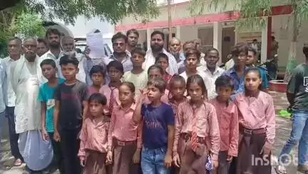 उरई: ग्राम दौलतपुरा में स्कूल मर्ज पर बच्चे शिक्षा से दूर,स्कूल बंद न करने को लेकर लगाई मासूम बच्चों ने लगाई गुहार#jansamasya