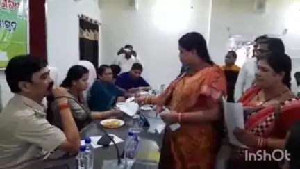 ବୀରମହାରାଜପୁର: ବୀରମହାରାଜପୁର ବ୍ଲକ ସଭା ଗୃହରେ  ଜିଲ୍ଲାପାଲ ଏବଂ ଏସପିଙ୍କ ମିଳିତ ଅଭିଯୋଗ ଶୁଣାଣୀ ଶିବିର ଅନୁଷ୍ଠିତ