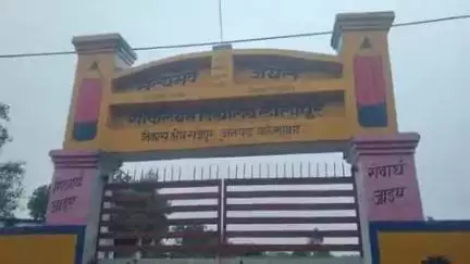 अमृतपुर: लीलापुर संविलियन विद्यालय की बाउंड्री वॉल तेज पानी आने से गिरी, बाउंड्री वॉल के पास से हटाई गई मिट्टी भर पानी
