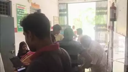 मऊरानीपुर: फुटयारा गांव के पास गाय को बचाने के चक्कर में बाइक सवार तीन युवक हुए घायल, तीनों की हालत गंभीर