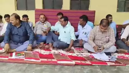 चंदौसी: चन्दौसी तहसील परिसर में लेखपाल संघ के जिला अध्यक्ष अनिल कुमार भदोरिया के नेतृत्व में एक दिवसीय धरना-प्रदर्शन किया गया
