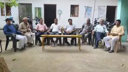 चकिया: हेतिमपुर लोक विद्यार्थी शिक्षक एसोसिएशन की बैठक सम्पन्न, निजी विद्यालयों के मानक पर छूट प्रदान करने की की गई मांग