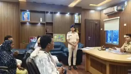 डुमरा: सीतामढ़ी: पुलिस अधीक्षक ने जनता दरबार में लोगों की शिकायतें सुनीं