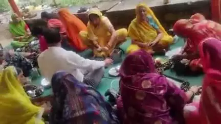 दतिया नगर: सावन सोमवार: बड़ी माता विजय काली मंदिर में हुआ पार्थिव शिवलिंग निर्माण, महिलाओं ने गाए भक्ति गीत