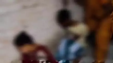 ভগবানগোলা ১: বিবাহবর্হিভূত সম্পর্কের শাস্তি, ভগবানগোলা থানা এলাকায় গৃহবধূ ও তার প্রেমিকের চুল কেটে দিল শাশুড়ি