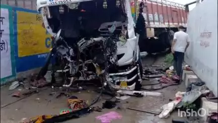 फतेहाबाद: राजस्थान जा रहा ट्रक जाखल में डिवाइडर से टकराया, ड्राइवर समेत 2 घायल