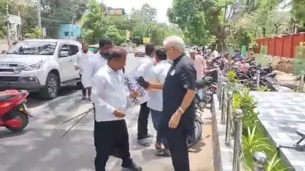 గుంటూరు: ఎస్పీ కార్యాలయం ఎదుట మౌన దీక్ష చేపట్టిన మాజీ మంత్రి అంబటి రాంబాబు తాను ఇచ్చిన ఫిర్యాదులపై చర్యలు తీసుకోవాలని డిమాండ్