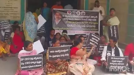 గుంటూరు: జీతం అందక అనారోగ్యంతో మరణించిన ఉద్యోగి పవన్ కుమార్, జిల్లా పరిషత్ వద్ద నిరసన వ్యక్తం చేసిన కార్మికులు