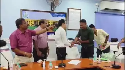 বহরমপুর: 'অপারেশন সিন্দুর'-এ অংশ নেওয়ায় বহরমপুরে BSF কনস্টেবলকে সংবর্ধনা প্রদান জেলাশাসকের