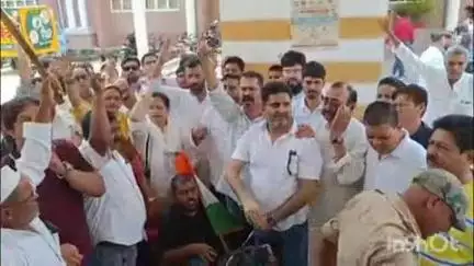बिजनौर: बिजनौर कलेक्ट्रेट में कांग्रेस के लोगों ने किया हल्ला बोल प्रदर्शन
