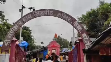 बरेली: धोपेश्वरनाथ मंदिर में तैयारियों का जायजा लेने पहुंचे डीआईजी और मंडलायुक्त