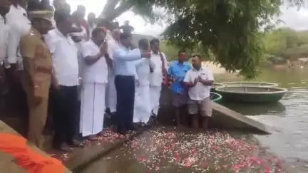 பென்னாகரம்: ஒகேனக்கல் காவிரி ஆற்றில் சுற்றுலா பயணிகள் பரிசல் பயணம்  அனுமதி அளித்த கலெக்டர் சதீஷ்  மலர் தூவி பரிசல் பயணத்தை தொடங்கி வைத்தார்.