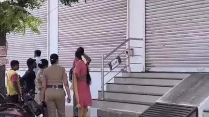 கோவில்பட்டி: எட்டையாபுரம் சாலையில் எலக்ட்ரிக் வாகனம் விற்பனை நிலையத்தில் சேல்ஸ்மேன் இருக்கு அரிவாள் வெட்டு