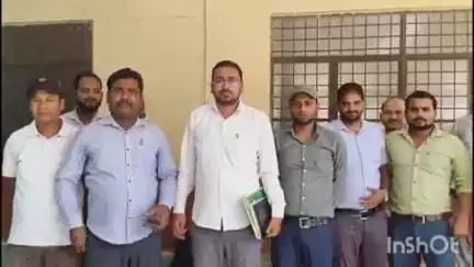 दातागंज: दातागंज तहसील परिसर में लेखपाल संघ ने हापुड़ में हुई लेखपाल आत्महत्या के मामले में प्रदर्शन कर दिया ज्ञापन
