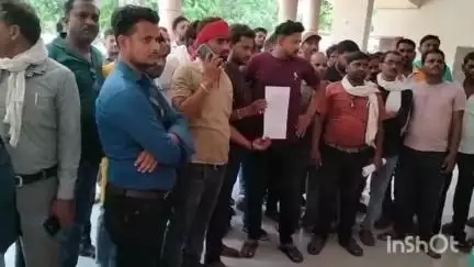बांदा: कलेक्ट्रेट पहुंचकर संविदा विद्युत मीटर रीडरों ने दिया ज्ञापन, 3 महीने की बकाया सैलरी दिलाने की DM से की मांग