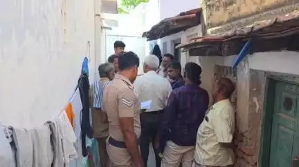 விருதுநகர்: முன் விரோதம் காரணமாக மாத்தநாயக்கன்பட்டி ரோடு பெருமாள் கோவில் தெருவில் வாலிபர் வெட்டிக்கொலை போலீசார் உடலை கைப்பற்றி விசாரணை.