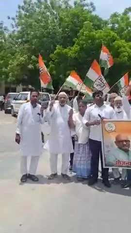 मऊ: कांग्रेस प्रदेश अध्यक्ष अजय राय पर मुकदमा दर्ज करने के विरोध में कांग्रेस के लोगों ने जिला कलेक्ट्रेट में किया प्रदर्शन