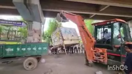 राजनांदगांव: महावीर चौक के पास नगर निगम की टीम ने हटाया अतिक्रमण, नगर निगम आयुक्त और अन्य अधिकारी रहे मौजूद