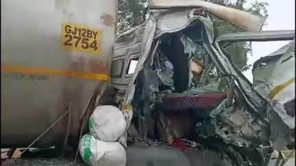सिकराय: मानपुर के पास कंटेनर और टैंकर की भिड़ंत में ड्राइवर-खलासी घायल, ज्वलनशील केमिकल लीकेज की सूचना से खलबली
