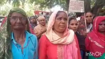 बिजनौर: गांव मुकीमपुर धारूवाला की दर्जनों महिलाओं ने राशन डीलर पर धांधली का आरोप लगाया, डीएम से की शिकायत