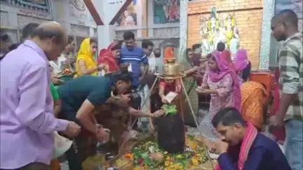 बिचौली हप्सी: सावन के पहले सोमवार पर शिव मंदिरों में उमड़ी भक्तों की भीड़, शिवलिंग पर किया जलाभिषेक
