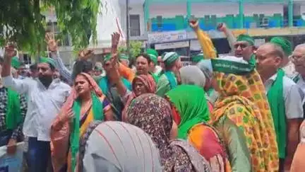 बुलंदशहर: भाकियू महाशक्ति के कार्यकर्ताओं ने काली नदी की साफ-सफाई न होने पर कलेक्ट्रेट के गेट पर किया धरना प्रदर्शन
