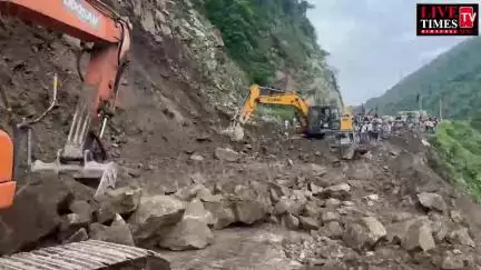 पंडोह में 14 घंटों बाद बहाल हुआ चंडीगढ़-मनाली नेशनल हाईवे, खतरा अभी भी बरकरार