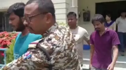 তুফানগঞ্জ ১: মোটর বাইক বন্ধক নেওয়া ব্যক্তিকে আটক করে উদ্ধার চুরি যাওয়া মোটরবাইক, ঘোগার কুটি এলাকা থেকে ধৃত ২জন,আদালতে পেশ আজ