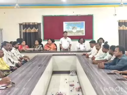 ବୀରମହାରାଜପୁର: ବୀରମହାରାଜପୁର ବ୍ଲକ ସଭାଗୃହରେ  ପୂର୍ବତନ ସରପଞ୍ଚ ସ୍ବର୍ଗତ ବଲ୍ହବ ଖେତିଙ୍କ ଅମର ଆତ୍ମାର ସଦଗତି ନିମନ୍ତେ ଶୋକସଭା ଅନୁଷ୍ଠିତ